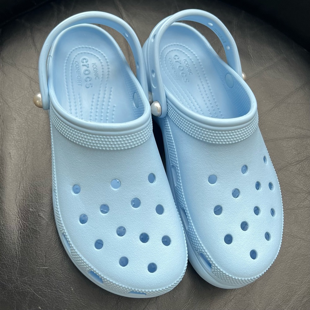 NWOT Crocs Women's Sz 11 Classic Platform Clog, blue calcite w/ faux pearl rivet - Picture 3 of 10